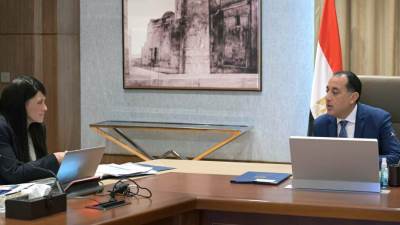 رئيس الوزراء يتابع مع وزيرة التخطيط والتعاون الدولي عدداً من ملفات العمل