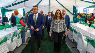 وزيرة التنمية المحلية تزور مقر بنك الطعام المصري وتتابع عمليات تعبئة وتغليف الوجبات