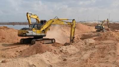 وزير الإسكان يتابع مشروعات التطوير وترفيق الأراضي بالمناطق الصناعية بالعاشر من رمضان