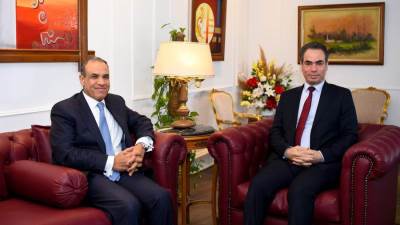 وزير الخارجية والهجرة يلتقي مع رئيس المجلس الأعلى لتنظيم الإعلام ورئيس الهيئة الوطنية للإعلام