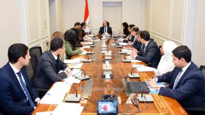 وزير الخارجية والهجرة يجتمع بقيادات وأعضاء القطاع الاقتصادي بوزارة الخارجية