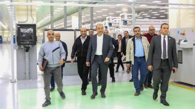 وزير قطاع الأعمال العام يتفقد مصانع شركة مصر للغزل والنسيج بالمحلة الكبرى
