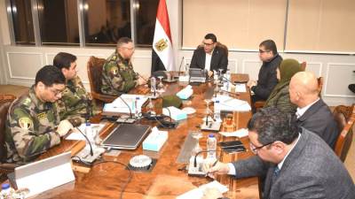 وزير الإسكان يتابع مع مسئولي الهيئة الهندسية ملفات العمل والمشروعات المشتركة