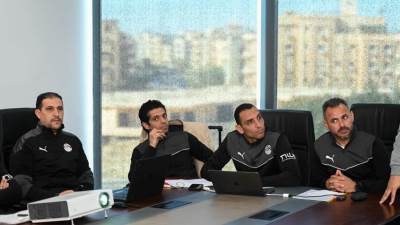 أوسكار رويز يجتمع بطاقم حكام قمة الأهلى والزمالك رغم تهديد الأحمر بالانسحاب