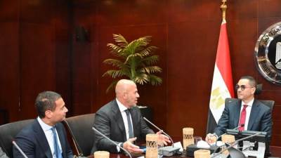 وزير الاستثمار والتجارة الخارجية يلتقي مستثمرين في مجال الطاقة الخضراء لبحث مشاريع تنموية واعدة