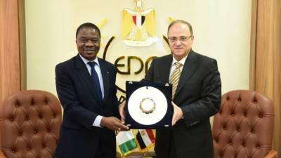 رئيس هيئة الدواء يبحث سبل تعزيز التعاون الدوائي مع السفير الإيفواري بالقاهرة