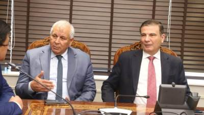 وزير الزراعة ومحافظ الوادي الجديد يبحثان مع وفد رجال الأعمال الصينين تعزيز الاستثمار الزراعي في مصر