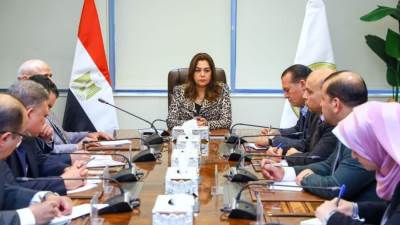 وزيرة التنمية تعقد اجتماعاً مع عدد من قيادات الوزارة لمتابعة ملفات العمل المختلفة