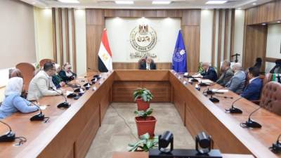 رئيس هيئة الدواء يناقش آليات تحديث سياسات تسجيل المستحضرات الدوائية البشرية