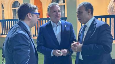 وزير الخارجية والهجرة يلتقى مع المبعوث الأمريكي للشرق الأوسط