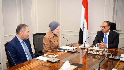 وزير الخارجية والهجرة يجتمع مع قيادات وأعضاء قطاع الشئون البرلمانية بالوزارة