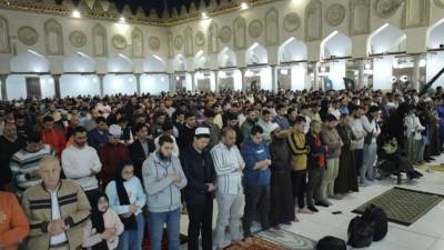 آلاف المصلين من مصر والعالم يؤدون صلاتي العشاء والتراويح بالجامع الأزهر