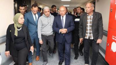 للاطمئنان عليهم وتوفير كافة أوجه الرعاية الطبية اللازمة لهم.. كامل الوزير يزور مصابي حادث اصطدام قطار بميني باص
