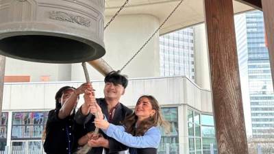 اختيار فتاة متطوعة بصندوق مكافحة الإدمان لقرع الأجراس من أجل السلام بفيينا