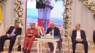 وزير الكهرباء يشارك العاملين بشركات الكهرباء والنقابة العامة للمرافق إفطارهم الجماعي