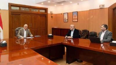 وزير الري يبحث موقف إحلال وصيانة بوابات الترع