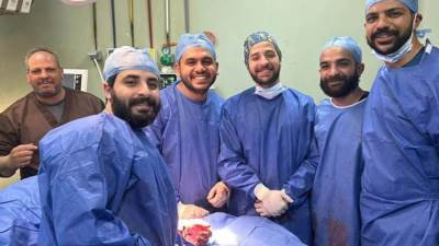 فريق طبي بمستشفى قصر العيني ينجح في زراعة يد مبتورة لمريض 20 عامًا