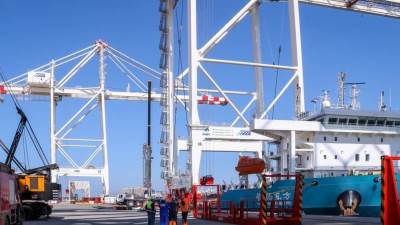 ميناء دمياط يستقبل دفعة جديدة من أوناش الرصيف العملاقة لمحطة "تحيا مصر 1"