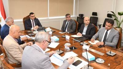 وزير الإسكان يتابع موقف أعمال صيانة الطرق والمحاور بالمدن الجديدة