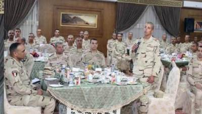 الفريق أحمد خليفة يتناول وجبة الإفطار مع أعضاء هيئة تدريس وطلبة كلية الضباط الاحتياط