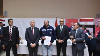 وزير العمل ومحافظ القاهرة يُسلمان عقود عمل جديدة لذوى همم من أبناء "المحافظة"