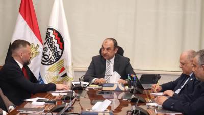 وزير قطاع الأعمال العام يلتقي وفدا من تحالف بقيادة "روسال" الرائدة عالميا في صناعة الألومنيوم لبحث فرص التعاون