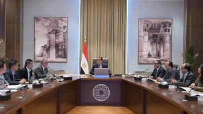 مدبولي يستعرض خطة توطين صناعة زجاج الألواح الشمسية باستثمارات 700 مليون دولار