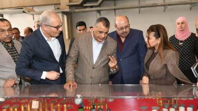 وزير الدولة للإنتاج الحربي يتفقد خطوط الإنتاج و مراحل التصنيع  بشركة أبو زعبل للصناعات المتخصصة