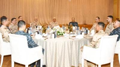 الفريق أول عبد المجيد صقر يتناول الأفطار مع مقاتلى القوات البحرية والمنطقة الشمالية العسكرية