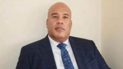القبض على أيمن العشري رئيس الغرفة التجارية بالقاهرة في مطار المدينة المنورة