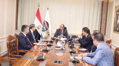 وزير قطاع الأعمال العام يبحث مع "KCG" التركية للمنسوجات سبل التعاون المشترك