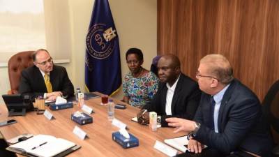 رئيس هيئة الدواء يناقش مع ممثلي مدينة اللقاحات والتكنولوجيا الحيوية الأوغندية عقد شراكة لتعزيز إتاحة الدواء المصري بأوغندا