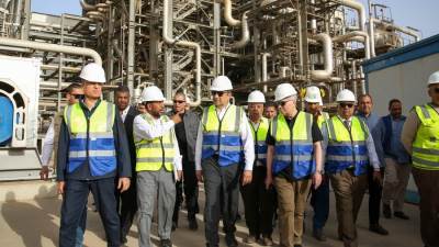 وزير قطاع الأعمال يجري زيارة ميدانية لشركة "كيما" للأسمدة بأسوان