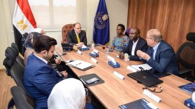 رئيس هيئة الدواء يبحث مع ممثلي مدينة اللقاحات الأوغندية تعزيز إتاحة الدواء المصري بأوغندا