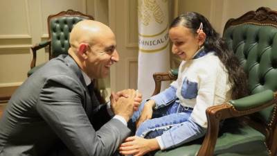 وزير التعليم يكرم الطالبة رضوى من ذوي الاحتياجات الخاصة لتفوقها الدراسي