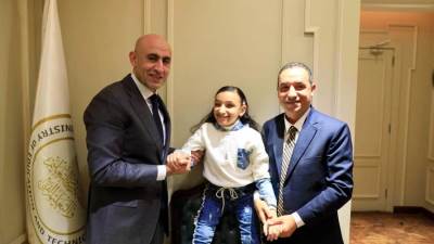 وزير التعليم يكرم الطالبة رضوى من ذوي الاحتياجات الخاصة لتفوقها الدراسي وتميزها في قراءة القرآن