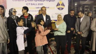 وزير الاتصالات يُتوّج فريق الشركة المصرية للاتصالات بكأس بطولة  ICTBALL 2025