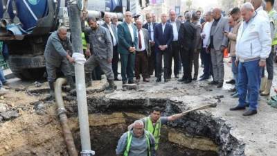 محافظ القاهرة يشرف على العمليات الجارية لإصلاح كسر ماسورة مياه بشارع بورسعيد 