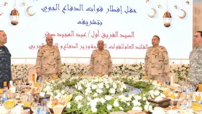 الفريق أول عبد المجيد صقر يشارك عدد من مقاتلى قوات الدفاع الجوى تناول وجبة الإفطار