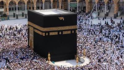 تفاصيل هندسية بسطح الكعبة المشرفة منفذة بأحدث المواصفات العالمية وأجودها