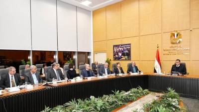 وزير الإسكان يعقد اجتماعًا مع رؤساء ونواب مجالس إدارات الشركات المنفذة لـ"حدائق تلال الفسطاط"