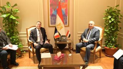 وزير النقل يبحث مع السفير الفرنسي المخطط الزمني لبدء إنشاء مجمع الستوم الصناعي ببرج العرب