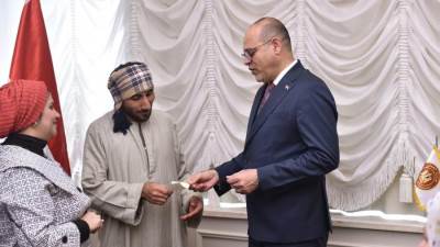 وزير العمل يُسلم شيكات تعويضات بقيمة 248 ألف جنيه وثائق تأمين ضد الحوادث الشخصية للعمالة غير المنتظمة 