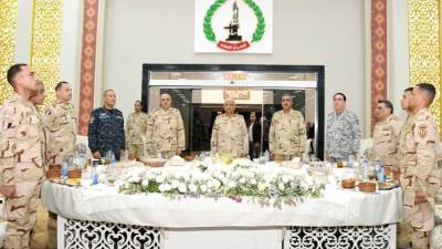 الفريق أول عبد المجيد صقر يشارك مقاتلى الجيش الثانى الميدانى تناول وجبة الإفطار 