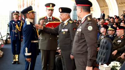 الفريق أول عبد المجيد صقر يشهد حفل إنتهاء فترة الإعداد العسكرى لطلبة الأكاديمية العسكرية المصرية والكليات العسكرية