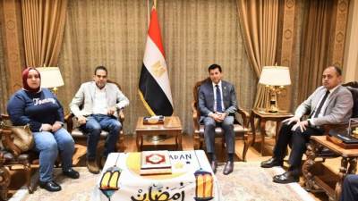 وزير الشباب والرياضة يستقبل أسرة لاعب الإسكواش محمد زكريا ويؤكد دعم الأبطال الرياضيين