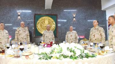 وزير الدفاع يشارك مقاتلى الجيش الثالث الميدانى وقوات شرق القناة لمكافحة الإرهاب تناول وجبة الإفطار