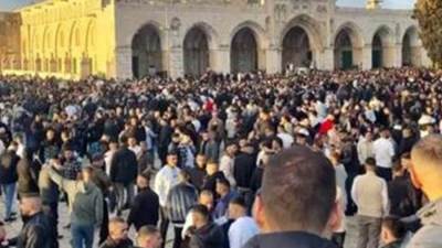 آلاف المصلين يؤدون صلاة العيد في الحرم الإبراهيمي في ظل  تشديدات الاحتلال