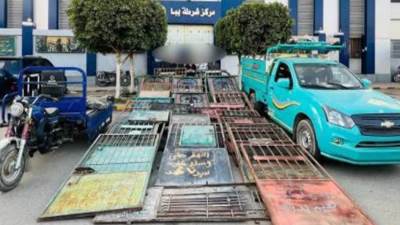 ضبط تشكيل عصابي متخصص في سرقة أبواب حديدية من المقابر ببني سويف