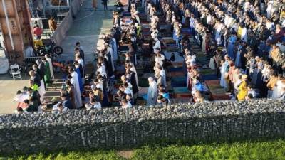 مئات الآلاف يؤدون صلاة عيد الفطر بإيطاليا